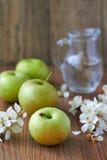 Зеленое очень вкусное яблоко Стоковое Изображение Зеленое очень вкусное яблоко Стоковое Изображение