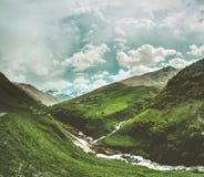 Зеленая долина с пропуская рекой горы Грузия стоковая фотография rf Зеленая долина с пропуская рекой горы Грузия стоковая фотография rf