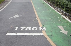 Зеленая майна велосипеда и белая стрелка крася параллельными с jogging майной и белым jogging укомплектовывают личным составом ка стоковые фотографии rf Зеленая майна велосипеда и белая стрелка крася параллельными с jogging майной и белым jogging укомплектовывают личным составом ка стоковые фотографии rf