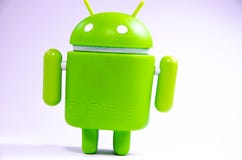 Зеленая пластиковая диаграмма андроида на белой предпосылке и со смартфоном стоковое фото rf Зеленая пластиковая диаграмма андроида на белой предпосылке и со смартфоном стоковое фото rf