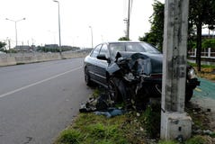 Зеленые автомобили управляют с нерадивостью быстро И вступил в противоречия с электрическим поляком до тех пор пока он не будет п стоковые изображения rf Зеленые автомобили управляют с нерадивостью быстро И вступил в противоречия с электрическим поляком до тех пор пока он не будет п стоковые изображения rf