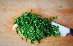 зеленые прерванные зеленые цвета с куском чеснока стоковая фотография зеленые прерванные зеленые цвета с куском чеснока стоковая фотография
