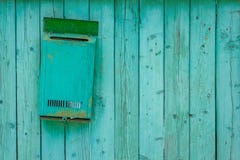Зеленый почтовый ящик на деревянной деревянной загородке стоковые фото Зеленый почтовый ящик на деревянной деревянной загородке стоковые фото