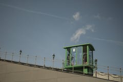 Зеленый цвет фуникулярный с туристами идет вверх стоковая фотография Зеленый цвет фуникулярный с туристами идет вверх стоковая фотография