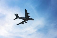 Земли авиалайнера пассажира авиакомпаний эмиратов большие серые Самолет в голубом помохе против неба стоковая фотография rf Земли авиалайнера пассажира авиакомпаний эмиратов большие серые Самолет в голубом помохе против неба стоковая фотография rf