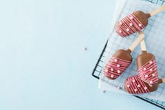 Зефир сформированный как мороженое на ручке Украшенный с конфетой стоковое изображение rf Зефир сформированный как мороженое на ручке Украшенный с конфетой стоковое изображение rf