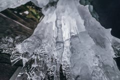 зима baikal olkhon Россия озера острова baikal грот льда Толстые голубые лед и сосульки на прибрежных утесах острова Olkhon в зим стоковое фото rf зима baikal olkhon Россия озера острова baikal грот льда Толстые голубые лед и сосульки на прибрежных утесах острова Olkhon в зим стоковое фото rf