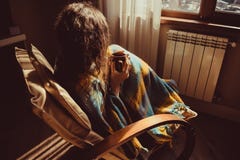 зима красивейшего портрета девушки платья принципиальной схемы нося белая Молодая женщина сидя в удобном современном стуле около стоковые фото зима красивейшего портрета девушки платья принципиальной схемы нося белая Молодая женщина сидя в удобном современном стуле около стоковые фото