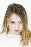 Зловещая девушка с белокурыми длинными волосами в розовых одеждах стоковое изображение rf Зловещая девушка с белокурыми длинными волосами в розовых одеждах стоковое изображение rf