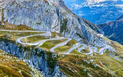 Змейчатая дорога к пропуску St Gotthard в швейцарские Альпы стоковое фото Змейчатая дорога к пропуску St Gotthard в швейцарские Альпы стоковое фото