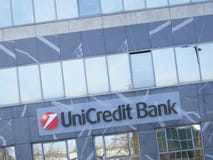 Знак банка Unicredit на здании стоковая фотография Знак банка Unicredit на здании стоковая фотография