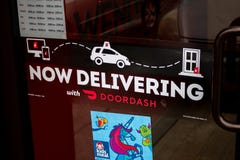 Знак доставки DoorDash и Венди стоковые фотографии rf Знак доставки DoorDash и Венди стоковые фотографии rf