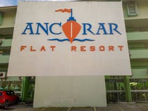 Знак логотипа курорта Ancorar плоский на белой предпосылке напечатанной на стене в Порту de Galinhas, Бразилии стоковые изображения rf Знак логотипа курорта Ancorar плоский на белой предпосылке напечатанной на стене в Порту de Galinhas, Бразилии стоковые изображения rf