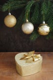 Золотая подарочная коробка с подарками на рождество и завтрак-обедом дерева xmas с золотыми шариками Стоковые Изображения Золотая подарочная коробка с подарками на рождество и завтрак-обедом дерева xmas с золотыми шариками Стоковые Изображения
