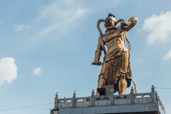 Золотая статуя попечителя ` s Guanyin на восьмиугольном павильоне в виске Kek Lok Si на городке Джордж Panang, Малайзия стоковые фото Золотая статуя попечителя ` s Guanyin на восьмиугольном павильоне в виске Kek Lok Si на городке Джордж Panang, Малайзия стоковые фото