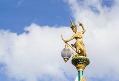 Золотая статуя родного тайского искусства с уличными фонарями Стоковые Фото Золотая статуя родного тайского искусства с уличными фонарями Стоковые Фото