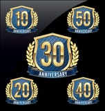 Золото значка годовщины и синь 10th, двадцатое, 30-ое, 40th, пятидесятые леты иллюстрация штока Золото значка годовщины и синь 10th, двадцатое, 30-ое, 40th, пятидесятые леты иллюстрация штока
