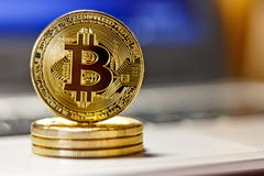 Золотые bitcoins на крупном плане сенсорной панели компьтер-книжки Деньги Cryptocurrency виртуальные стоковые изображения rf Золотые bitcoins на крупном плане сенсорной панели компьтер-книжки Деньги Cryptocurrency виртуальные стоковые изображения rf
