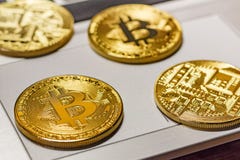 Золотые bitcoins на крупном плане сенсорной панели компьтер-книжки Деньги Cryptocurrency виртуальные стоковое фото Золотые bitcoins на крупном плане сенсорной панели компьтер-книжки Деньги Cryptocurrency виртуальные стоковое фото