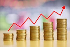 Золотая монета стога финансовой, который выросли концепции и красные стрелки ri стоковое фото Золотая монета стога финансовой, который выросли концепции и красные стрелки ri стоковое фото