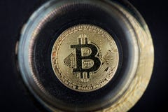 Золотая монетка Bitcoin Cryptocurrency в стекле воды стоковое изображение Золотая монетка Bitcoin Cryptocurrency в стекле воды стоковое изображение