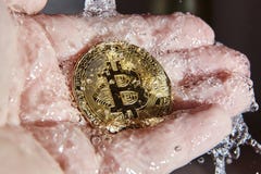 Золотое bitcoin в ладони руки евро засыхания чистки laundering деньги вверх моя стоковые изображения Золотое bitcoin в ладони руки евро засыхания чистки laundering деньги вверх моя стоковые изображения