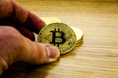 Золотое bitcoin в руке ` s человека Символ новой виртуальной валюты иллюстрация 3d стоковая фотография Золотое bitcoin в руке ` s человека Символ новой виртуальной валюты иллюстрация 3d стоковая фотография