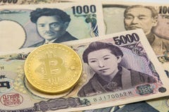 Золотое Bitcoin на куче много печатает предпосылку банкнот Японии стоковая фотография Золотое Bitcoin на куче много печатает предпосылку банкнот Японии стоковая фотография