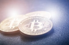 Золотое bitcoin чеканит на темной предпосылке с отражением Виртуальная валюта Секретная валюта новые виртуальные деньги Пирофакел Стоковые Изображения RF Золотое bitcoin чеканит на темной предпосылке с отражением Виртуальная валюта Секретная валюта новые виртуальные деньги Пирофакел Стоковые Изображения RF