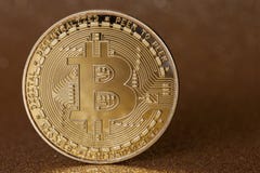 Золотое cryptocurrency bitcoin на sparkly золотой предпосылке стоковое фото Золотое cryptocurrency bitcoin на sparkly золотой предпосылке стоковое фото