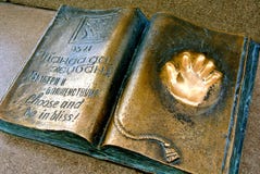 Золотое handprint на памятнике металла Свобода выбора Казахстан, стоковое фото rf Золотое handprint на памятнике металла Свобода выбора Казахстан, стоковое фото rf