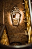 Золотое зеркало на стене стоковое изображение rf Золотое зеркало на стене стоковое изображение rf