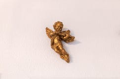 Золотой ангел играя скрипку на белой предпосылке стоковое изображение Золотой ангел играя скрипку на белой предпосылке стоковое изображение