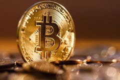 Золотой конец-вверх Bitcoin, оно светит в солнце, ем ценный стоковое фото Золотой конец-вверх Bitcoin, оно светит в солнце, ем ценный стоковое фото