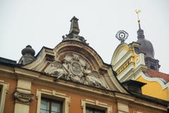 Золотой петушок на башне с часами Собор Риги на квадрате купола в историческом центре в старом городке Риги, Латвии стоковые фото Золотой петушок на башне с часами Собор Риги на квадрате купола в историческом центре в старом городке Риги, Латвии стоковые фото