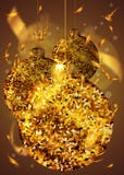 Золотые шарики рождества с sparkles, с confetti и снежинками на желтом градиенте Стоковые Фото Золотые шарики рождества с sparkles, с confetti и снежинками на желтом градиенте Стоковые Фото