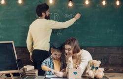 Зрачок на школе Маленький зрачок имеет урок с учителем и гувернером Милый зрачок учит чертеж на бумаге Зрачок наслаждается стоковая фотография rf Зрачок на школе Маленький зрачок имеет урок с учителем и гувернером Милый зрачок учит чертеж на бумаге Зрачок наслаждается стоковая фотография rf