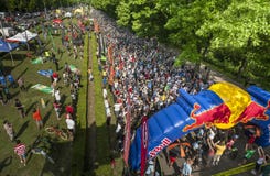 Зритель против толпить спортсменов готовых для того чтобы начать в состязании mountainbike Зритель против толпить спортсменов готовых для того чтобы начать в состязании mountainbike