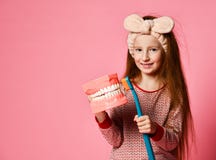Зубоврачебная гигиена счастливая маленькая милая девушка с зубными щетками стоковое изображение rf Зубоврачебная гигиена счастливая маленькая милая девушка с зубными щетками стоковое изображение rf