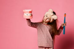 Зубоврачебная гигиена счастливая маленькая милая девушка с зубными щетками стоковые изображения rf Зубоврачебная гигиена счастливая маленькая милая девушка с зубными щетками стоковые изображения rf