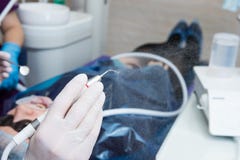 Зубоврачебная ультразвуковая пересчетка с выплеском воды на черной предпосылке конец вверх - фотография макроса стоковая фотография Зубоврачебная ультразвуковая пересчетка с выплеском воды на черной предпосылке конец вверх - фотография макроса стоковая фотография