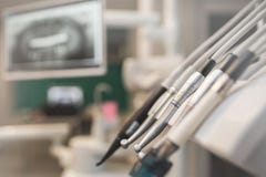 Зубоврачебные приборы стула и цифровое изображение луча x панорамное стоковые изображения rf Зубоврачебные приборы стула и цифровое изображение луча x панорамное стоковые изображения rf