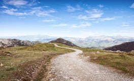 Идя трасса в Cantabrian горах, национальный парк Picos de Европы, Астурия, Испания стоковые фотографии rf Идя трасса в Cantabrian горах, национальный парк Picos de Европы, Астурия, Испания стоковые фотографии rf