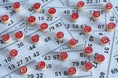 Игра lotto столешницы старая с деревянными элементами стоковое фото Игра lotto столешницы старая с деревянными элементами стоковое фото