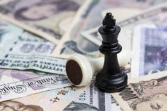 Игра денег мира черным королем шахмат победителя на международном майоре стоковые изображения Игра денег мира черным королем шахмат победителя на международном майоре стоковые изображения