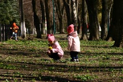 Игра детей в парке города стоковая фотография rf Игра детей в парке города стоковая фотография rf