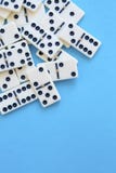 Игра домино изолированная на голубой предпосылке стоковые изображения Игра домино изолированная на голубой предпосылке стоковые изображения