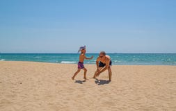 Игра отца и сына на пляже стоковые изображения Игра отца и сына на пляже стоковые изображения