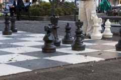 Играть гигантский шахмат в Гайд-парке на после полудня осени стоковые изображения rf Играть гигантский шахмат в Гайд-парке на после полудня осени стоковые изображения rf
