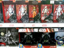 Игрушки Звездных войн на полках в торговом центре стоковое изображение Игрушки Звездных войн на полках в торговом центре стоковое изображение
